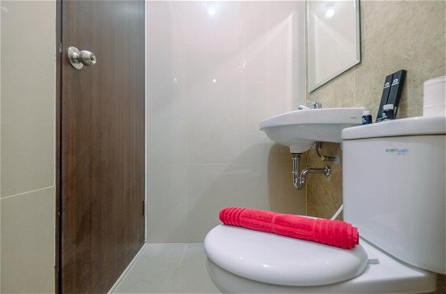 Foto 10 - Homey and Comfort Living Studio Apartment Transpark Cibubur