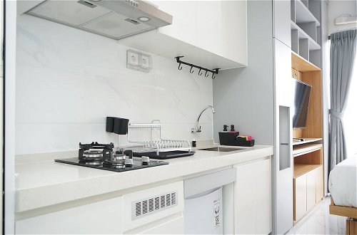 Photo 6 - Minimalist And Cozy Studio At Sky House Bsd Apartment