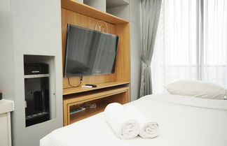 Photo 3 - Minimalist And Cozy Studio At Sky House Bsd Apartment