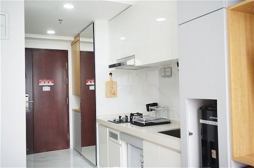 Foto 7 - Minimalist And Cozy Studio At Sky House Bsd Apartment