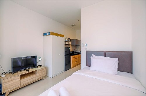 Photo 2 - Fancy And Nice Studio Apartment At Ciputra World 2