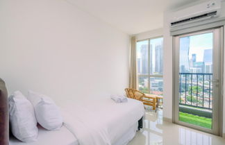 Photo 3 - Fancy And Nice Studio Apartment At Ciputra World 2