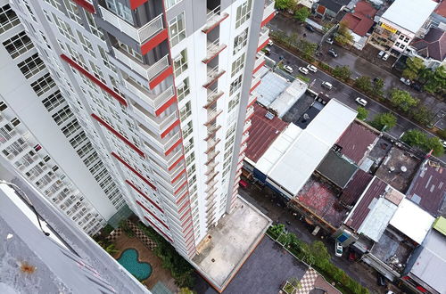 Photo 13 - Cozy And High Floor Studio Room At Vida View Makassar Apartment