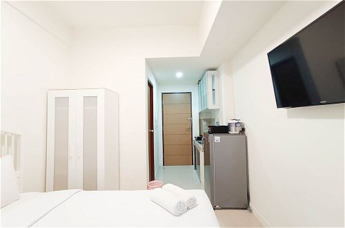 Photo 5 - Cozy And High Floor Studio Room At Vida View Makassar Apartment