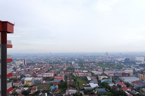 Foto 10 - Cozy And High Floor Studio Room At Vida View Makassar Apartment