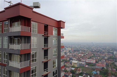 Foto 11 - Cozy And High Floor Studio Room At Vida View Makassar Apartment