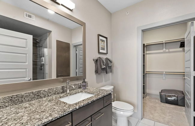 Luxe 1BR King Suite Close to Downtown w Fast Wifi - Foto 10