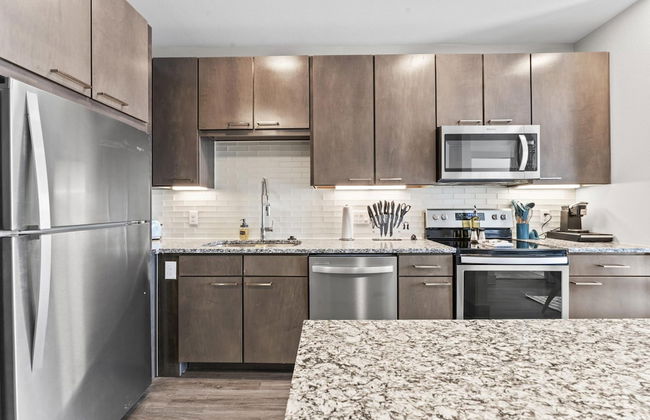 Serene 1BR King Suite Close to Downtown w Fast Wifi - Foto 16