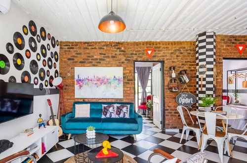 Photo 10 - Retro-vintage New Yorker Apartment in Centurion