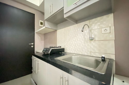 Foto 5 - Homey Studio Furnished At Grand Asia Afrika Apartment