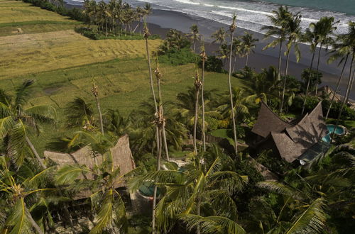 Photo 29 - Absolute Beachfront Romantic Villa Laut