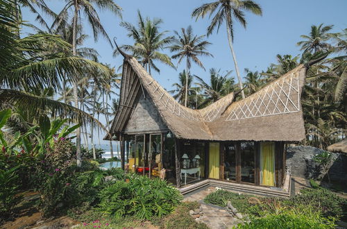 Photo 15 - Absolute Beachfront Romantic Villa Laut