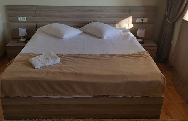 Cross Apartments and Tours - Photo 13