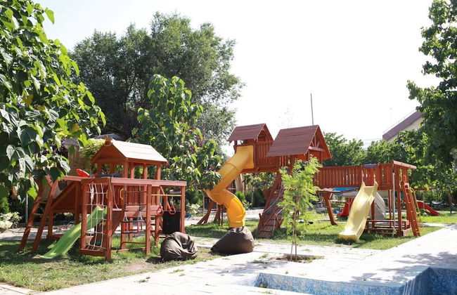 Cross Apartments and Tours - Photo 44