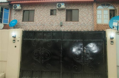 Foto 16 - Home Away From Home in Gowon Estate -0904 937 8274
