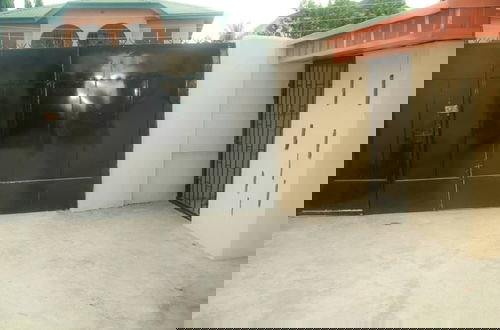 Foto 15 - Home Away From Home in Gowon Estate -0904 937 8274
