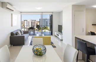 Photo 3 - Oaks Brisbane Woolloongabba Suites