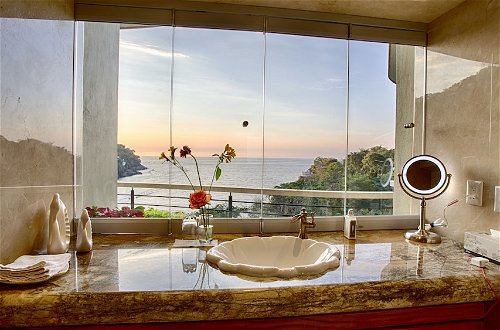 Foto 49 - Luxury Beach Frontage Villa For Rent