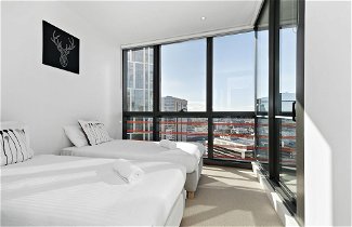 Photo 2 - Indie, 2BDR Docklands Apartment