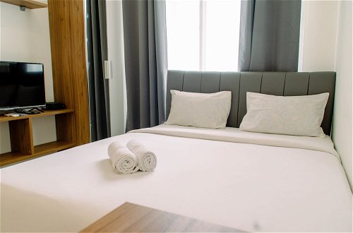 Foto 3 - Fully Furnished With Cozy Design Studio Sky House Bsd Apartment