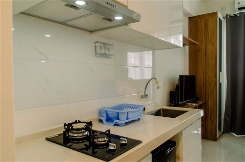 Foto 5 - Fully Furnished With Cozy Design Studio Sky House Bsd Apartment