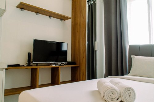 Photo 15 - Fully Furnished With Cozy Design Studio Sky House Bsd Apartment