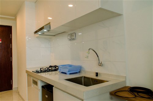 Foto 4 - Fully Furnished With Cozy Design Studio Sky House Bsd Apartment