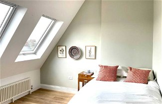Foto 2 - Unique 2 Bedroom Penthouse Apartment in Kensal Rise