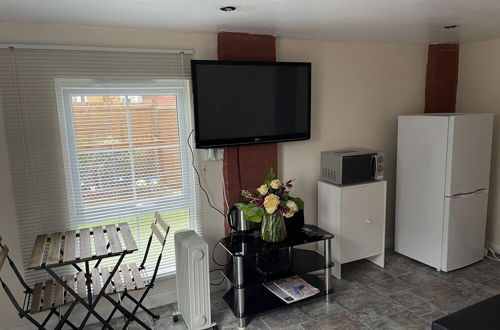 Photo 2 - A Furnished Ensuite Apartment for Rent in Patchway