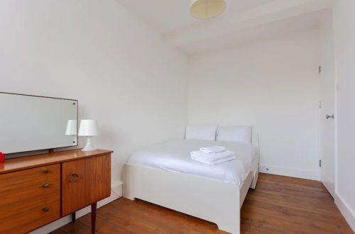 Photo 6 - Relaxing 2 Bedroom Top Floor Apartment in Bethnal Green
