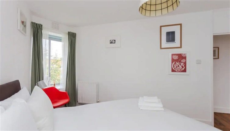 Photo 1 - Relaxing 2 Bedroom Top Floor Apartment in Bethnal Green