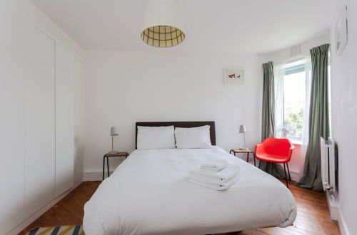 Photo 3 - Relaxing 2 Bedroom Top Floor Apartment in Bethnal Green