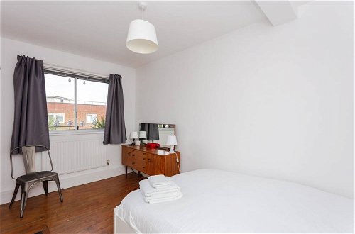 Foto 5 - Relaxing 2 Bedroom Top Floor Apartment in Bethnal Green