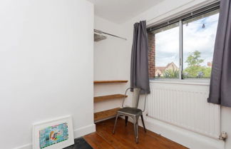 Photo 2 - Relaxing 2 Bedroom Top Floor Apartment in Bethnal Green