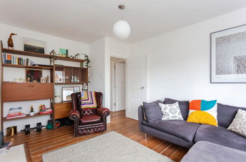 Photo 14 - Relaxing 2 Bedroom Top Floor Apartment in Bethnal Green