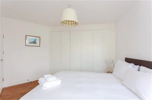 Foto 4 - Relaxing 2 Bedroom Top Floor Apartment in Bethnal Green
