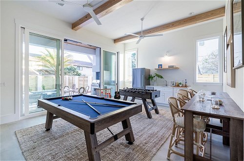 Photo 19 - Rendezvous by Avantstay Modern Haven w/ Game Room, Roof Top, Pool & Close to Beach