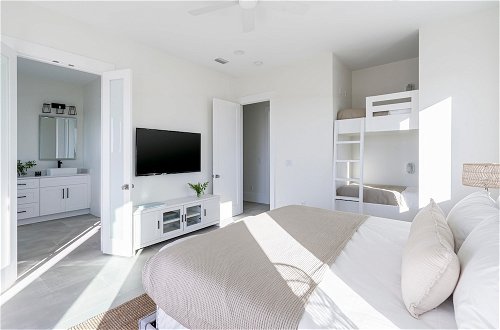 Photo 10 - Rendezvous by Avantstay Modern Haven w/ Game Room, Roof Top, Pool & Close to Beach