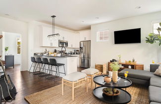 Photo 1 - Hart Suite 6 by Avantstay Gorgeous Town House w/ Modern Amenities in Nashville