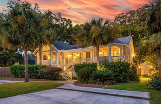 Photo 1 - Palmetto by Avantstay Gorgeous Character Home w/ Pool, Sun Room & Pool Table