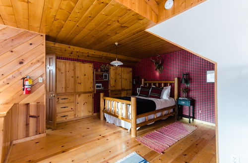 Photo 23 - Gambler by Avantstay Charming & Spacious Cabin 5 Min Walk to Lake