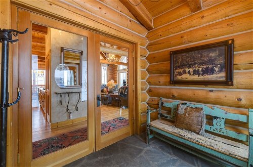 Foto 12 - Snowdrift Cabin by Avantstay Breathtaking Home w/ Prime Ski Access