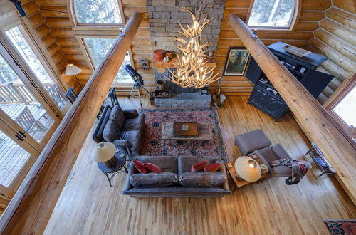 Photo 2 - Snowdrift Cabin by Avantstay Breathtaking Home w/ Prime Ski Access