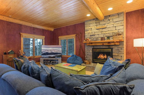 Photo 9 - Snowdrift Cabin by Avantstay Breathtaking Home w/ Prime Ski Access