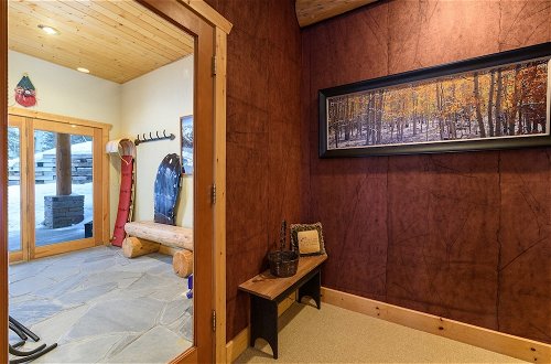 Foto 9 - Snowdrift Cabin by Avantstay Breathtaking Home w/ Prime Ski Access