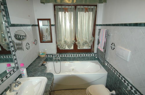 Photo 13 - Roma Chic House - Romantic House With Jacuzzi, for Couples