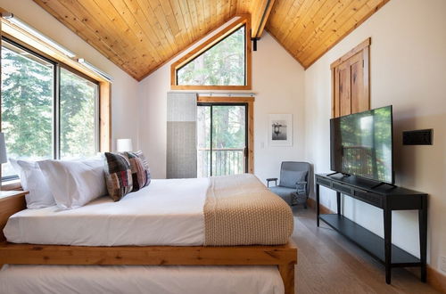 Foto 17 - Timberline by Avantstay Stunning Chalet Cabin w/ Hot Tub, Pool Table & Home Theater