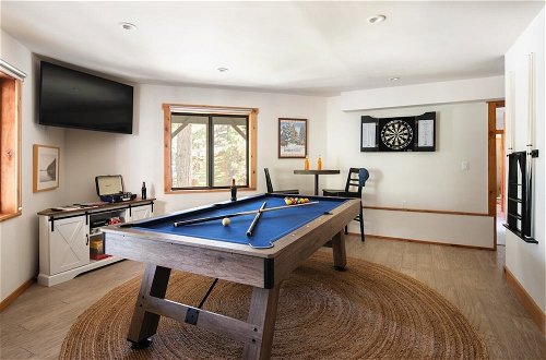 Foto 16 - Timberline by Avantstay Stunning Chalet Cabin w/ Hot Tub, Pool Table & Home Theater