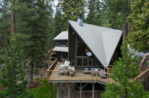Photo 18 - Timberline by Avantstay Stunning Chalet Cabin w/ Hot Tub, Pool Table & Home Theater