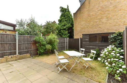 Photo 20 - Modern 4 Bedroom Terraced House by the Thames